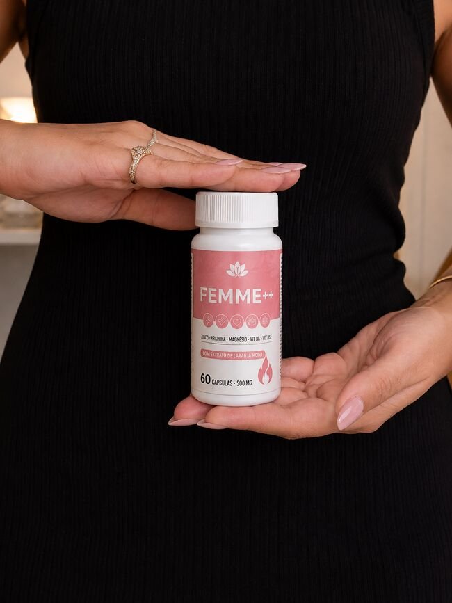Mãos segurando o frasco de FEMME++